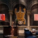 Megnyitott az Art Corner by Clark & Leo 10. kiállítása, amely ezúttal kissmiki „LOBBYISM” című tárlatát mutatja be a Hotel Clark Budapest és a Leo Bistro közösségi tereiben.