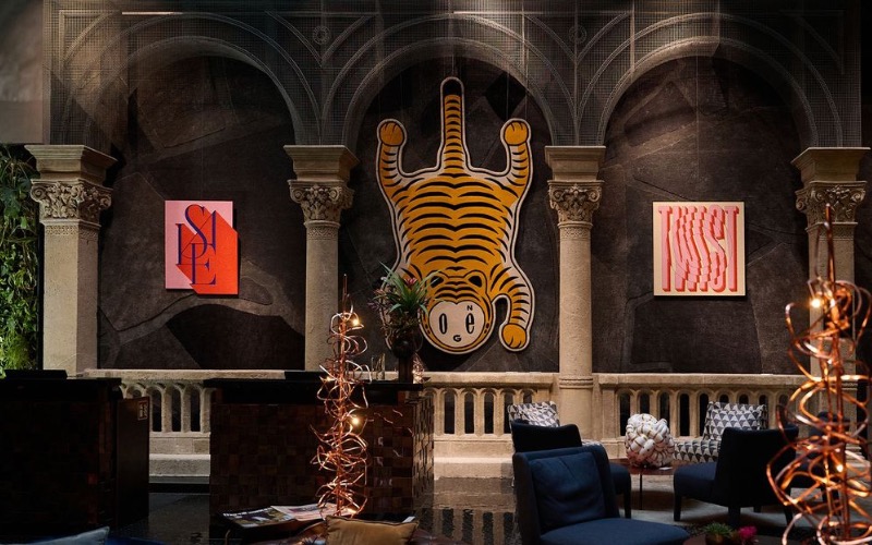 Megnyitott az Art Corner by Clark & Leo 10. kiállítása, amely ezúttal kissmiki „LOBBYISM” című tárlatát mutatja be a Hotel Clark Budapest és a Leo Bistro közösségi tereiben.